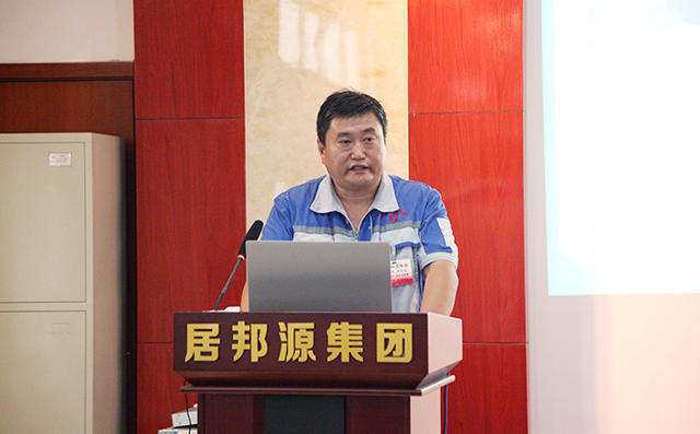 生產(chǎn)中心總監(jiān)馬永民對(duì)公司生產(chǎn)對(duì)公司員工提出的合理化建議實(shí)施成果進(jìn)行匯報(bào)。