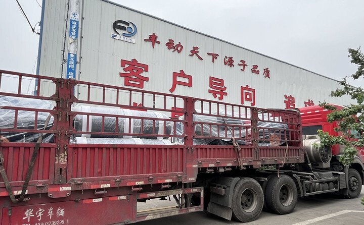 負責(zé)發(fā)貨的同事核實好產(chǎn)品名稱、規(guī)格和數(shù)量，進行了嚴格把關(guān)，與貨運公司核對好物流信息。大家通力協(xié)作，有條不絮地將風(fēng)機穩(wěn)穩(wěn)地裝在大貨車上，確保運輸過程中貨物穩(wěn)定安全。