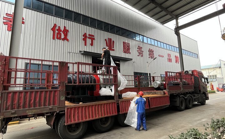 負責(zé)發(fā)貨的同事核實好產(chǎn)品名稱、規(guī)格和數(shù)量，進行了嚴格把關(guān)，與貨運公司核對好物流信息。大家通力協(xié)作，有條不絮地將風(fēng)機穩(wěn)穩(wěn)地裝在大貨車上，確保運輸過程中貨物穩(wěn)定安全。